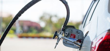Refuelling a natural gas vehicle