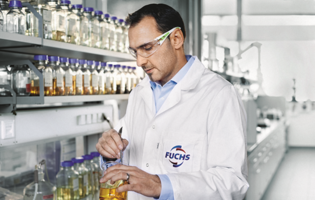 FUCHS employee in laboratory